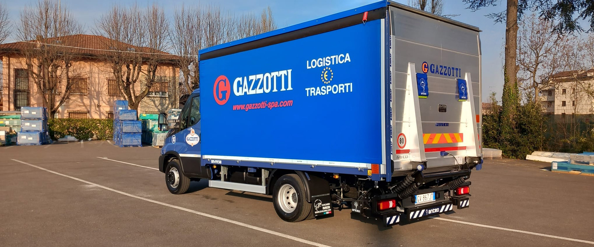 Truck with hydraulic tail lift