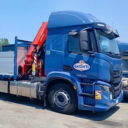 Camion motrice 3 assi con gru