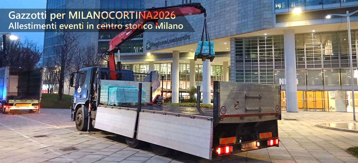 Camion gru impegnato nel trasporto e scarico materiale ceramico a Palazzo Lombardia, MIlanoe